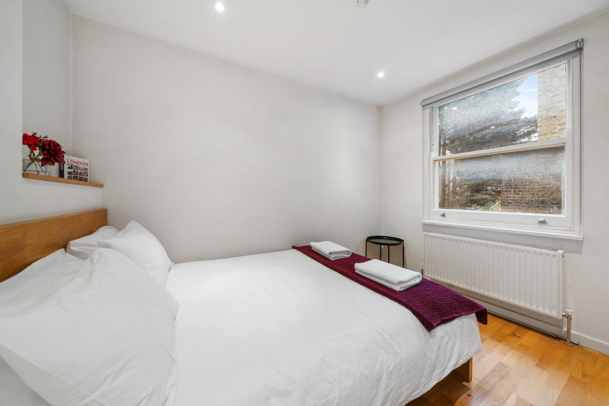 Bright And Airy One Bedroom Condo, Olympia, Kensington London Exterior photo
