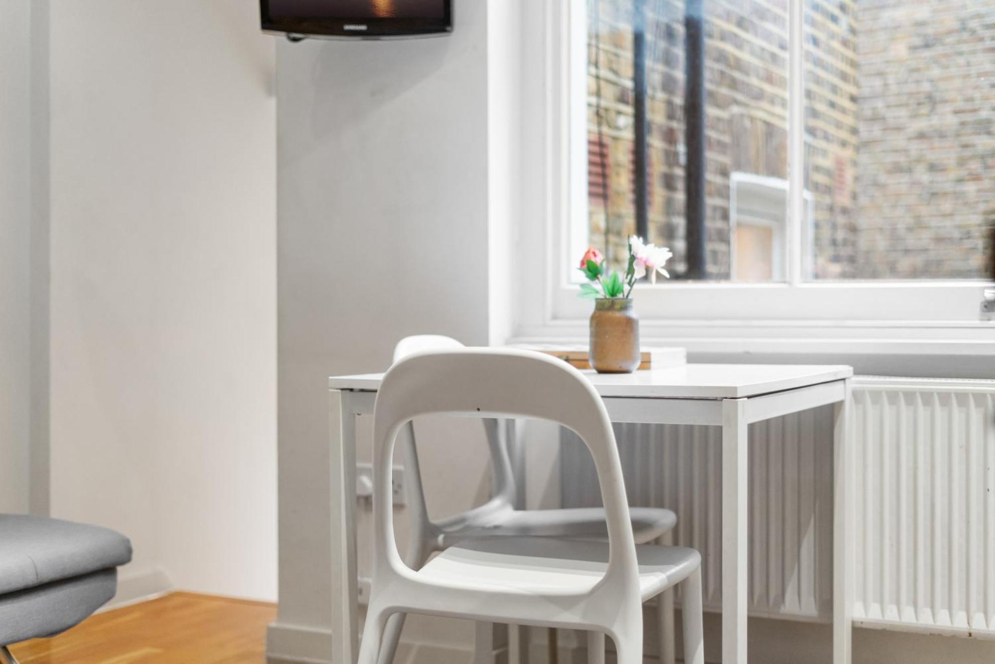 Bright And Airy One Bedroom Condo, Olympia, Kensington London Exterior photo