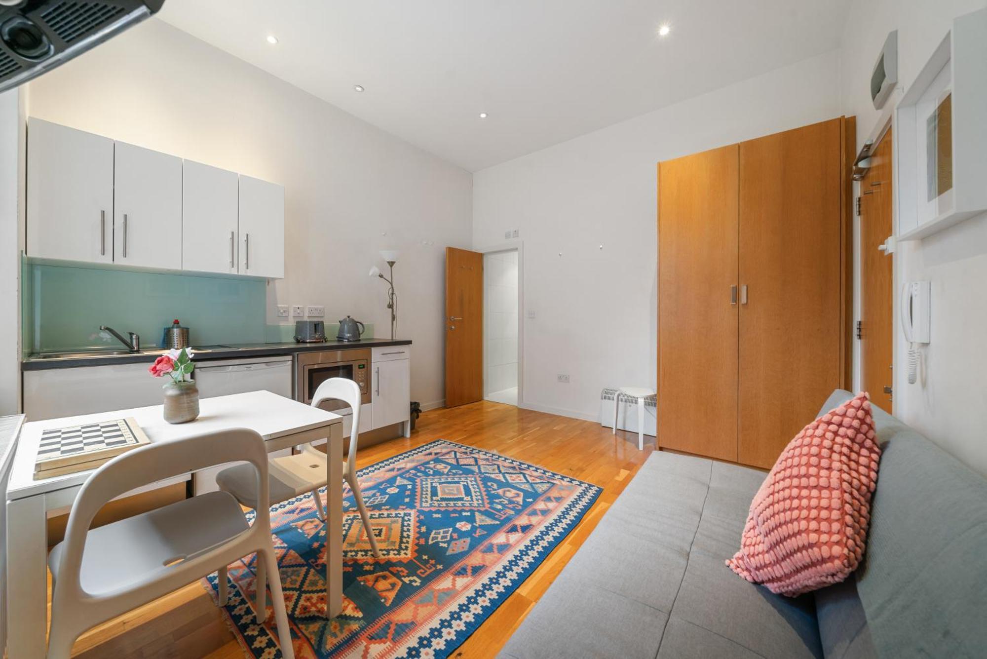 Bright And Airy One Bedroom Condo, Olympia, Kensington London Exterior photo
