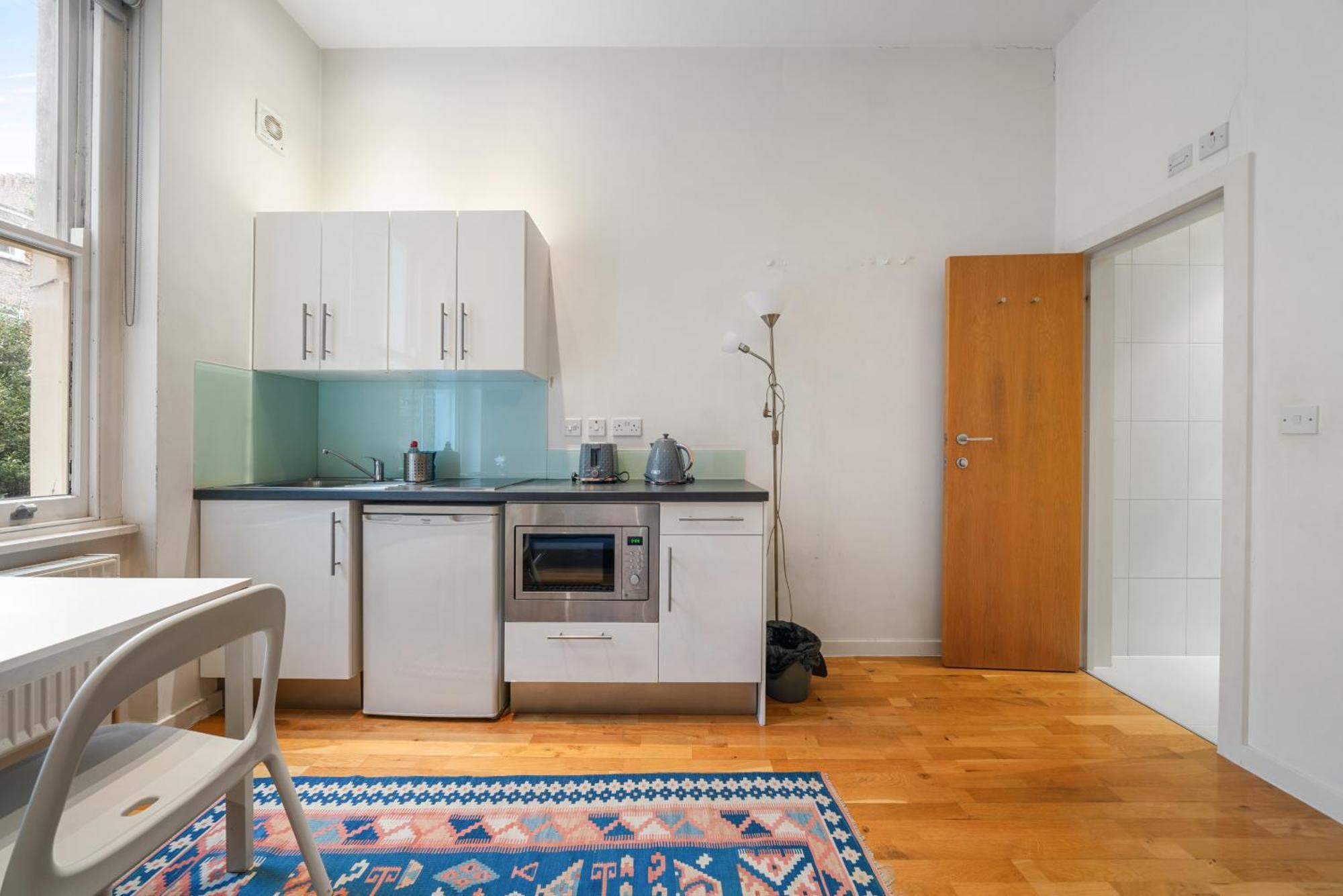 Bright And Airy One Bedroom Condo, Olympia, Kensington London Exterior photo