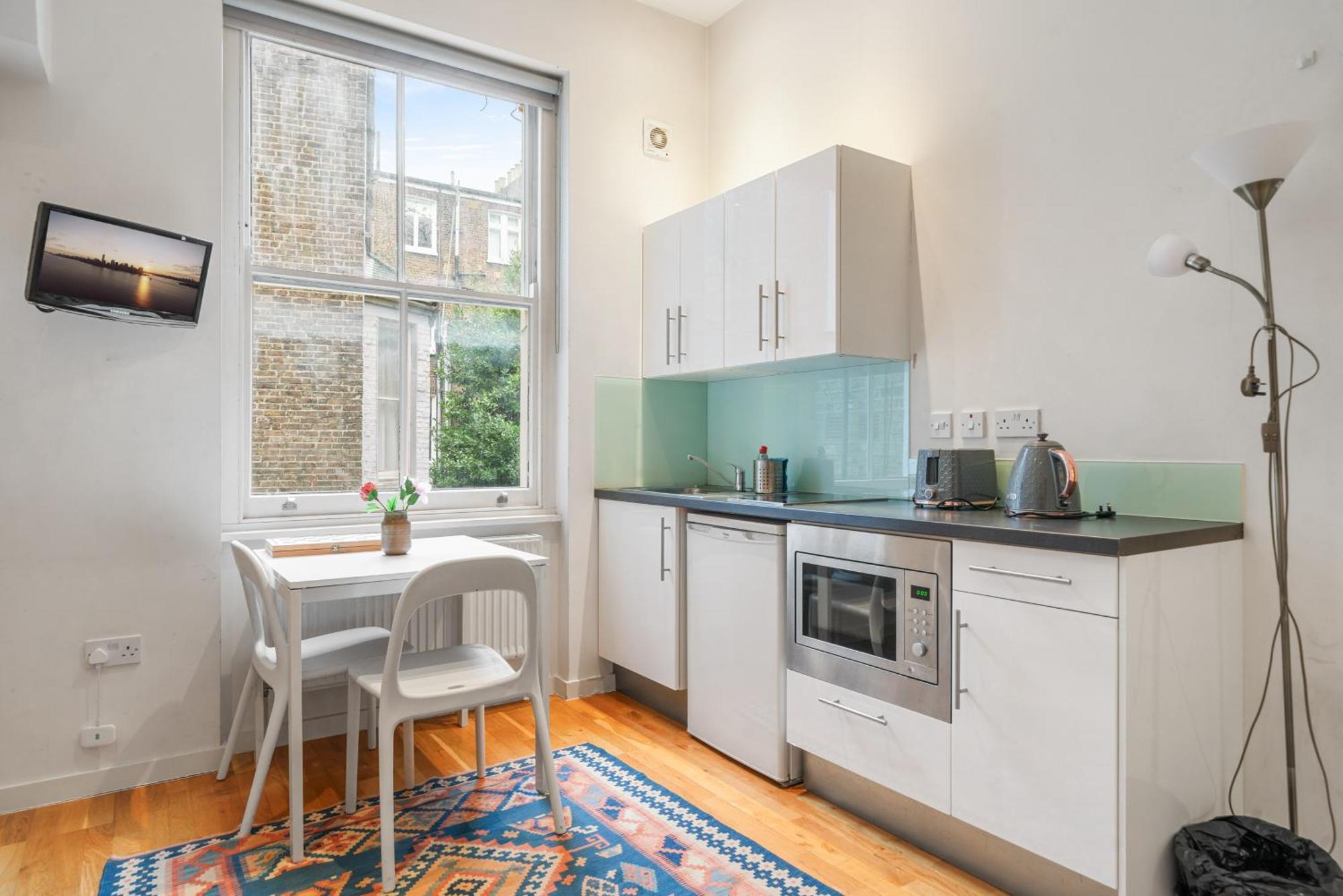 Bright And Airy One Bedroom Condo, Olympia, Kensington London Exterior photo