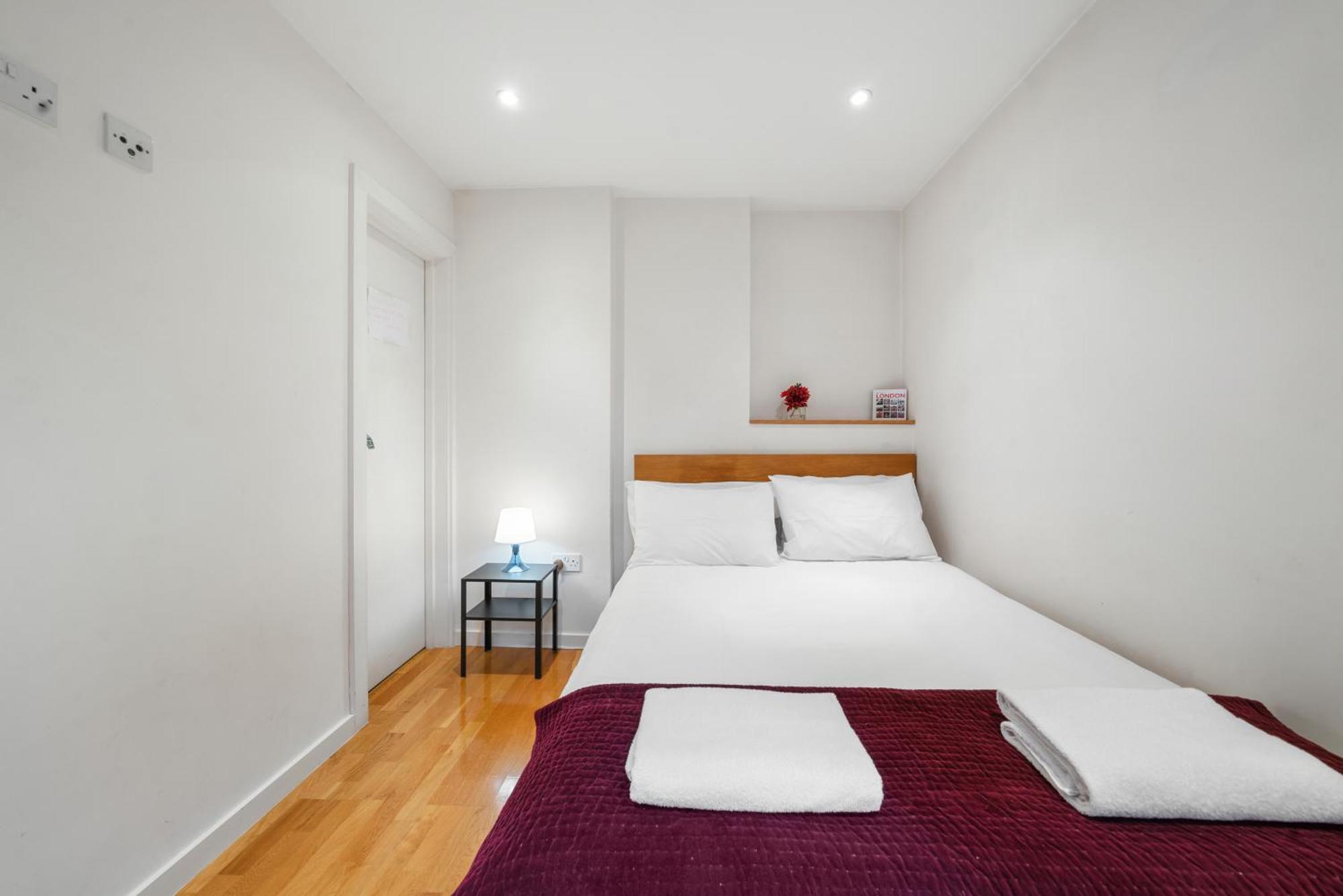 Bright And Airy One Bedroom Condo, Olympia, Kensington London Exterior photo
