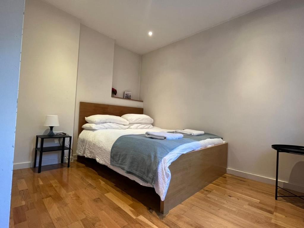 Bright And Airy One Bedroom Condo, Olympia, Kensington London Exterior photo