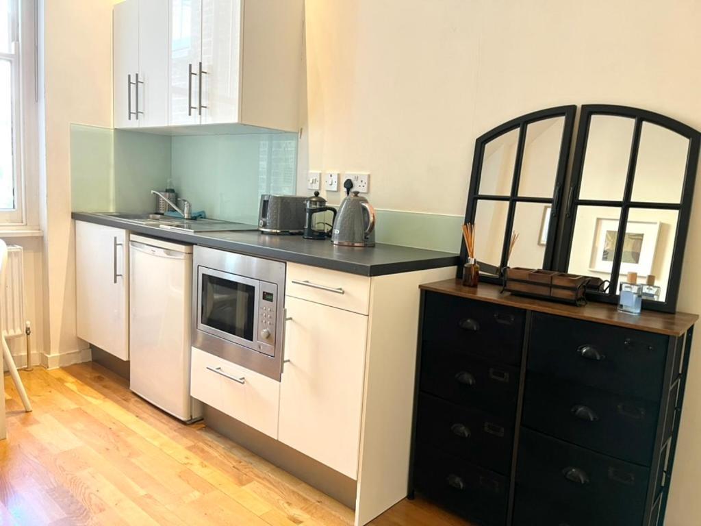 Bright And Airy One Bedroom Condo, Olympia, Kensington London Exterior photo