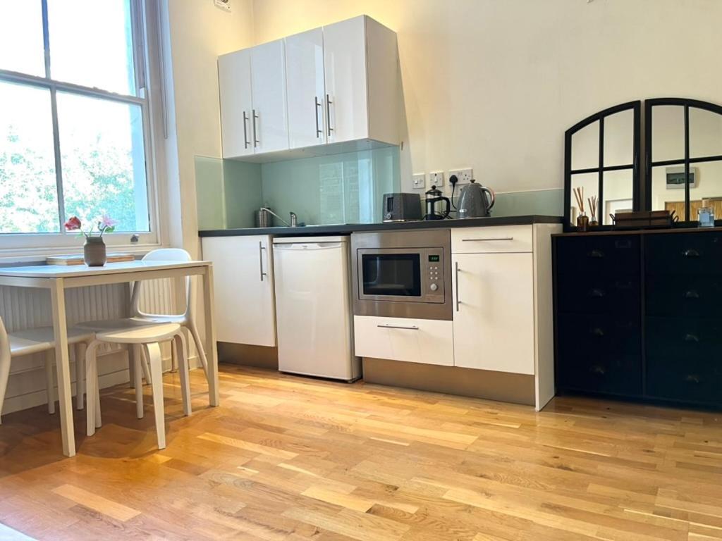 Bright And Airy One Bedroom Condo, Olympia, Kensington London Exterior photo