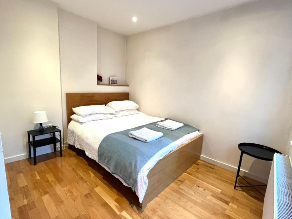 Bright And Airy One Bedroom Condo, Olympia, Kensington London Exterior photo