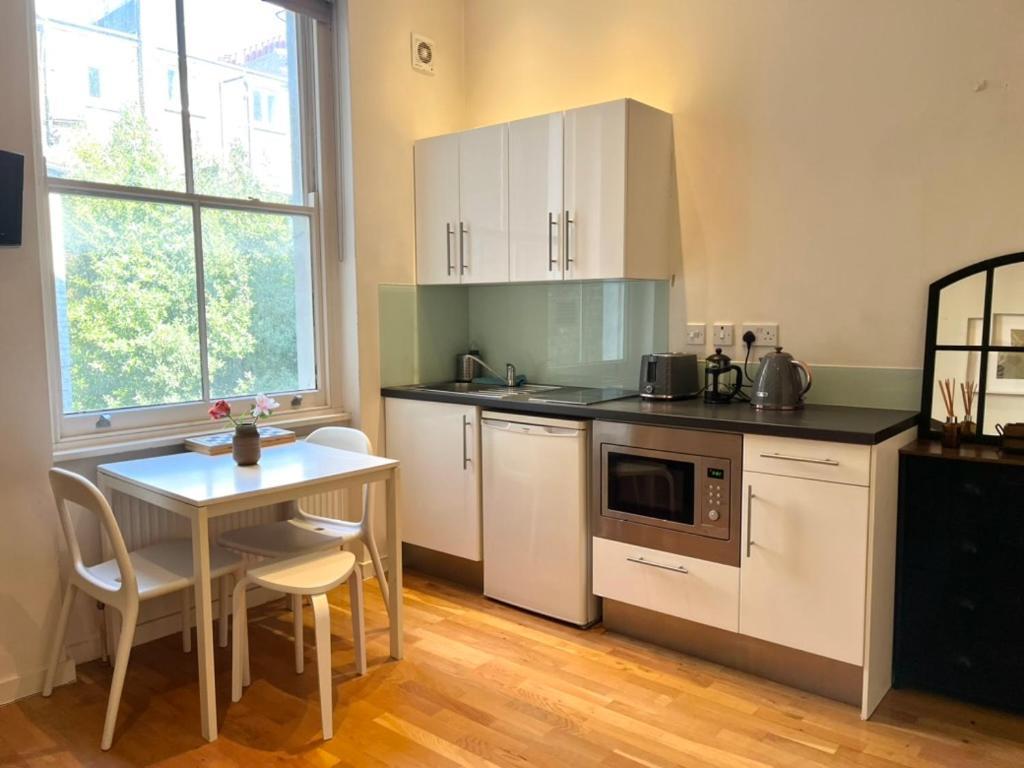 Bright And Airy One Bedroom Condo, Olympia, Kensington London Exterior photo